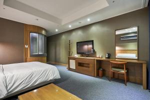 TV a/nebo společenská místnost v ubytování The Koryo Hotel