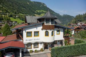 Nespecifikovaný výhled na hory nebo výhled na hory při pohledu z aparthotelu