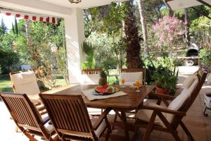 Restoran atau tempat lain untuk makan di Villa andaluza en zona Playa Barrosa con piscina y barbacoa