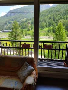a room with a window with a view of a mountain at Ca del nono in Pragelato