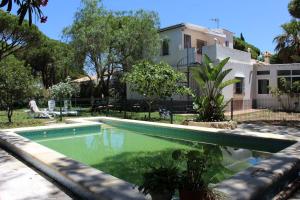 Kolam renang di atau dekat dengan Villa andaluza en zona Playa Barrosa con piscina y barbacoa