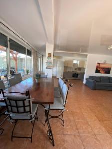 a large living room with a table and chairs at Vila Ammos Mamaia 120 Metri De Plaja in Mamaia Sat/Năvodari