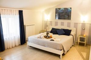 een slaapkamer met een bed en een dienblad bij B&B Antiche Mura in Tarquinia