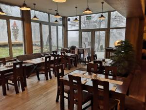Ein Restaurant oder anderes Speiselokal in der Unterkunft Apartmán B 101 Vysoké Tatry 