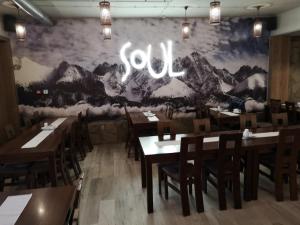 Ein Restaurant oder anderes Speiselokal in der Unterkunft Apartmán B 101 Vysoké Tatry 