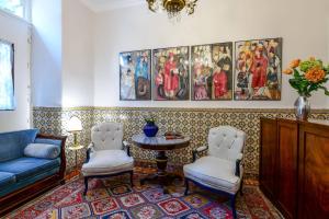 - un salon avec un canapé, deux chaises et une table dans l'établissement Casa de Sao Mamede Hotel, à Lisbonne