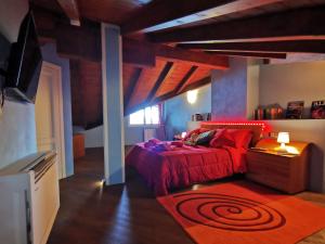 a bedroom with a bed with a red bedspread at Alba sul lago B&B in Stresa