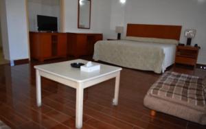 TV a/nebo společenská místnost v ubytování Travel Inn Hotel Simpson Bay