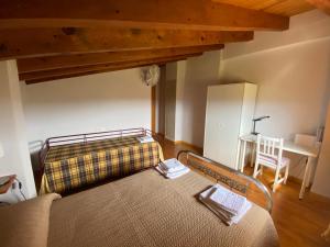 ein Schlafzimmer mit einem Bett, einem Tisch und einem Schreibtisch in der Unterkunft Bilanayur in Bierge