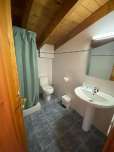 ein Badezimmer mit Waschbecken und Toilette in der Unterkunft Bilanayur in Bierge + 52 Fotos