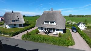 an overhead view of a house with a roof at Ferienhaus Nordbrise in Dranske