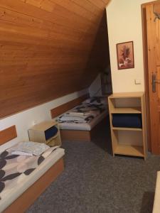 Postel nebo postele na pokoji v ubytování Chata u lesa + 11 fotografií