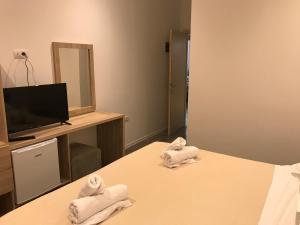 TV a/nebo společenská místnost v ubytování Deni's Hotel