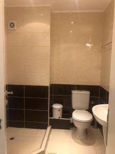 ラブダにあるRich IIのバスルーム(トイレ、洗面台付)