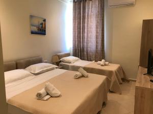 Postel nebo postele na pokoji v ubytování Deni's Hotel