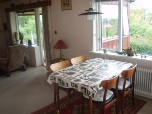 ein Esszimmer mit einem Tisch, Stühlen und einem Fenster in der Unterkunft Glyngøre Bed & Breakfast II in Glyngøre