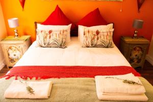 Tempat tidur dalam kamar di Hidden Gem Art Guesthouse , one of a kind