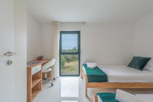 A bed or beds in a room at Windrose Apartments