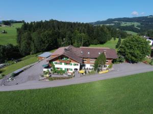 una vista aérea de una casa en un campo verde en Pension Jägerheim, en Krumbach