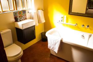 傑米斯頓的住宿－Hidden Gem Art Guesthouse , one of a kind，浴室配有白色卫生间和盥洗盆。