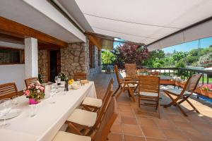 Un restaurante con una mesa y sillas en un patio. en Finca la Cabaña, en Gójar