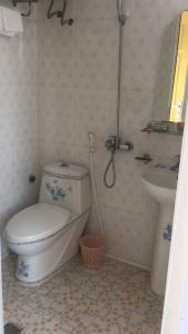 een badkamer met een toilet en een wastafel bij Khách Sạn Ngọc Ly 3 in Thanh Hóa