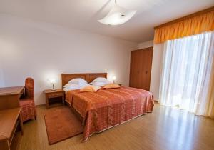 1 dormitorio con cama y ventana grande en Villa Magnolija, en Cres