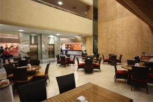ein Restaurant mit Tischen und Stühlen und eine Bar in der Unterkunft Hotel Mirage in Querétaro