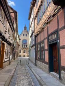 uma rua de calçada numa cidade velha com edifícios em Stieg 1 em Quedlinburg