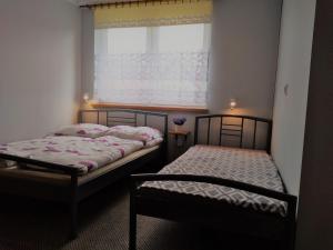 מיטה או מיטות בחדר ב-Na Skwerku