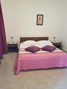 
A bed or beds in a room at Apartments Viganj
