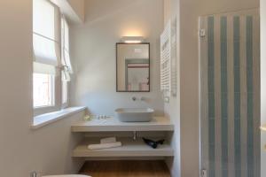 Ванная комната в Diecidodici BoutiqueRooms +26 фотографий