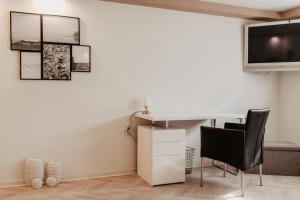 una oficina con escritorio y silla en FeWo B50, en Beckingen