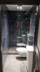 La salle de bains est pourvue de toilettes, de 2 lavabos et d'une douche. dans l'établissement Villa Lucy, à Rewa