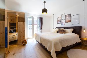 Postel nebo postele na pokoji v ubytování AD FONTES Suite mit Bergblick & Sauna