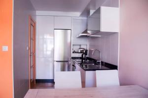 Kuchyňa alebo kuchynka v ubytovaní Apartamentos Loncho Finisterre