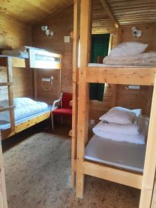 Postel nebo postele na pokoji v ubytování Målselvfossen Feriesenter