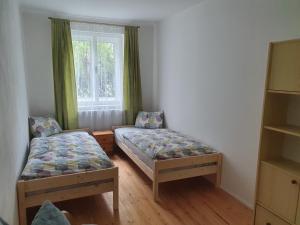 Un pat sau paturi într-o cameră la Apartmán Wake