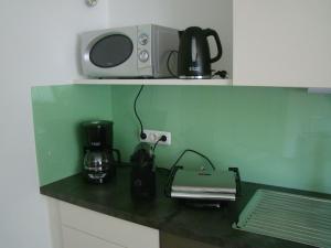 eine Küchentheke mit einer Mikrowelle und einer Kaffeemaschine in der Unterkunft Haus Mariechen in Hollenstein an der Ybbs