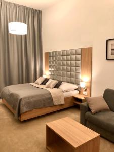um quarto com uma cama e um sofá em Hrebienok D407 em Starý Smokovec