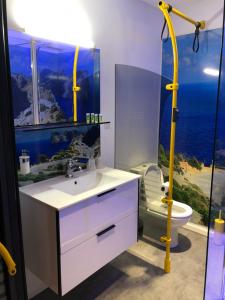 A bathroom at L Arrêt de Bus Insolite & SPA