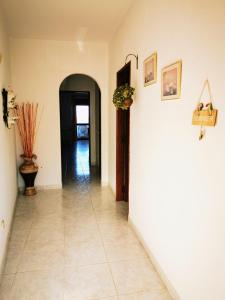 - un couloir avec un mur blanc et du carrelage dans l'établissement Vista Mar 2, à Albufeira