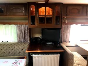 a small kitchen with a desk in a caravan at Großer Familien-Wohnwagen - Keine Bauarbeiter-Unterkunft! in Dobbertin