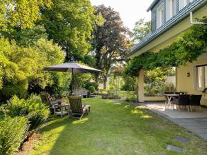 En trädgård utanför Idyllische Stadtwohnung im Grünen