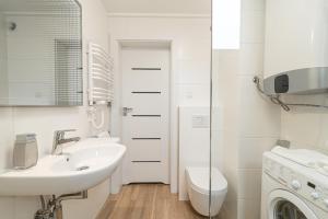 Et badeværelse på Luxury Apartment Szeroka - Old Town