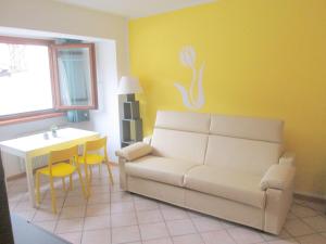 a living room with a couch and a table at Lady Tulip - monolocale in Trento