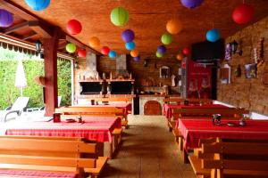 un restaurant avec des tables, des chaises et des ballons colorés dans l'établissement Комплекс "Тера Верде", à Oreshak
