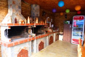 Il comprend une grande cuisine équipée d'une cuisinière et d'un réfrigérateur. dans l'établissement Комплекс "Тера Верде", à Oreshak 29 autres photos