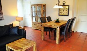 ein Esszimmer mit einem Holztisch und schwarzen Stühlen in der Unterkunft Landhaus Petra - Die kleine Ferienvilla in Weitnau