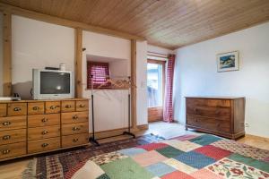 Μια τηλεόραση ή/και κέντρο ψυχαγωγίας στο Appartement spacieux proche des télécabines et du centre ville avec jardin privé